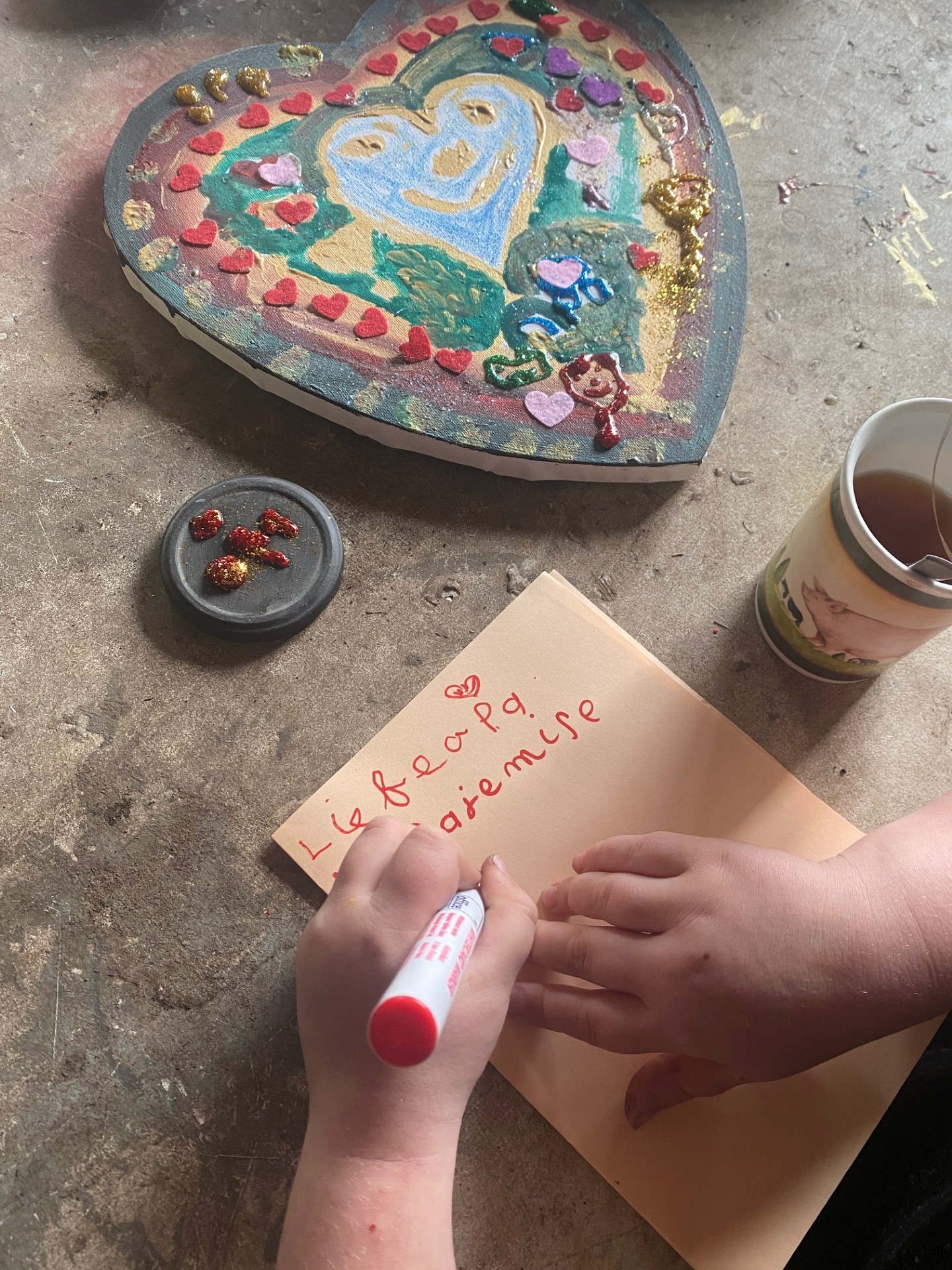 Regin: &quot;Het is fijn om iets creatiefs met iemand te maken. Mensen willen vaak graag een vorm geven aan hun gevoel. Dan is de druk er een beetje af.&quot;